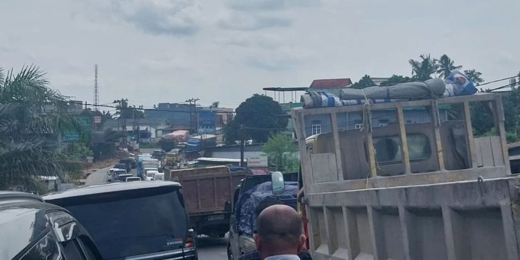 Kondisi kepadatan arus lalu lintas di kawasan Mendalo, akses utama menuju Tol Pijoan. (DOk: Rudi)