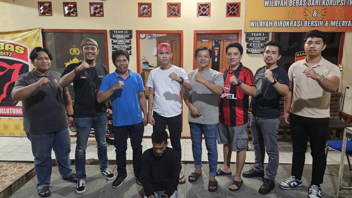 Petugas Unit Reskrim Polsek Jelutung mengamankan pelaku penggelapan uang perusahaan di Mapolsek Jelutung, Kota Jambi, Senin (17/11/2025). (Dok: Alpin)