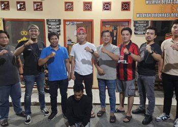 Petugas Unit Reskrim Polsek Jelutung mengamankan pelaku penggelapan uang perusahaan di Mapolsek Jelutung, Kota Jambi, Senin (17/11/2025). (Dok: Alpin)