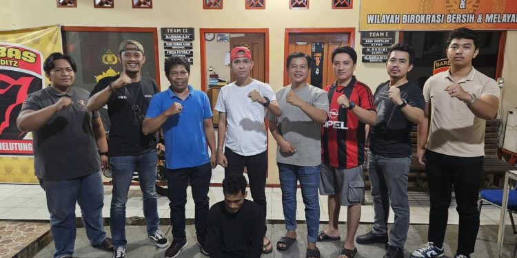 Petugas Unit Reskrim Polsek Jelutung mengamankan pelaku penggelapan uang perusahaan di Mapolsek Jelutung, Kota Jambi, Senin (17/11/2025). (Dok: Alpin)