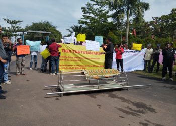 Warga yang tergabung dalam Forum Warga Tolak Zona Merah menggelar aksi protes di depan kantor Pertamina EP Asset 1 Field Jambi, Senin (24/11/2025) pagi. (Dok: Rahmat)
