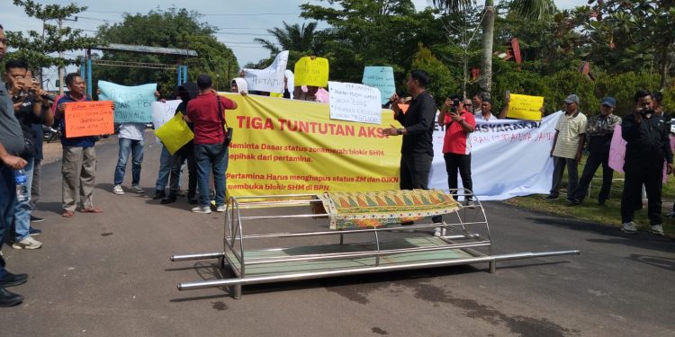 Warga yang tergabung dalam Forum Warga Tolak Zona Merah menggelar aksi protes di depan kantor Pertamina EP Asset 1 Field Jambi, Senin (24/11/2025) pagi. (Dok: Rahmat)