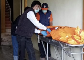 Petugas kepolisian melakukan olah TKP di lokasi penemuan mayat wanita berusia 51 tahun di sebuah ruko di Jalan Lingkar Barat II, Kelurahan Simpang Rimbo, Kota Jambi, Senin (24/11/2025). (Dok: Alpin)