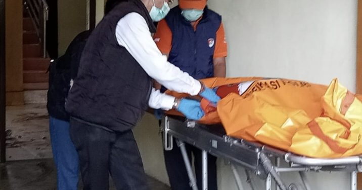 Petugas kepolisian melakukan olah TKP di lokasi penemuan mayat wanita berusia 51 tahun di sebuah ruko di Jalan Lingkar Barat II, Kelurahan Simpang Rimbo, Kota Jambi, Senin (24/11/2025). (Dok: Alpin)