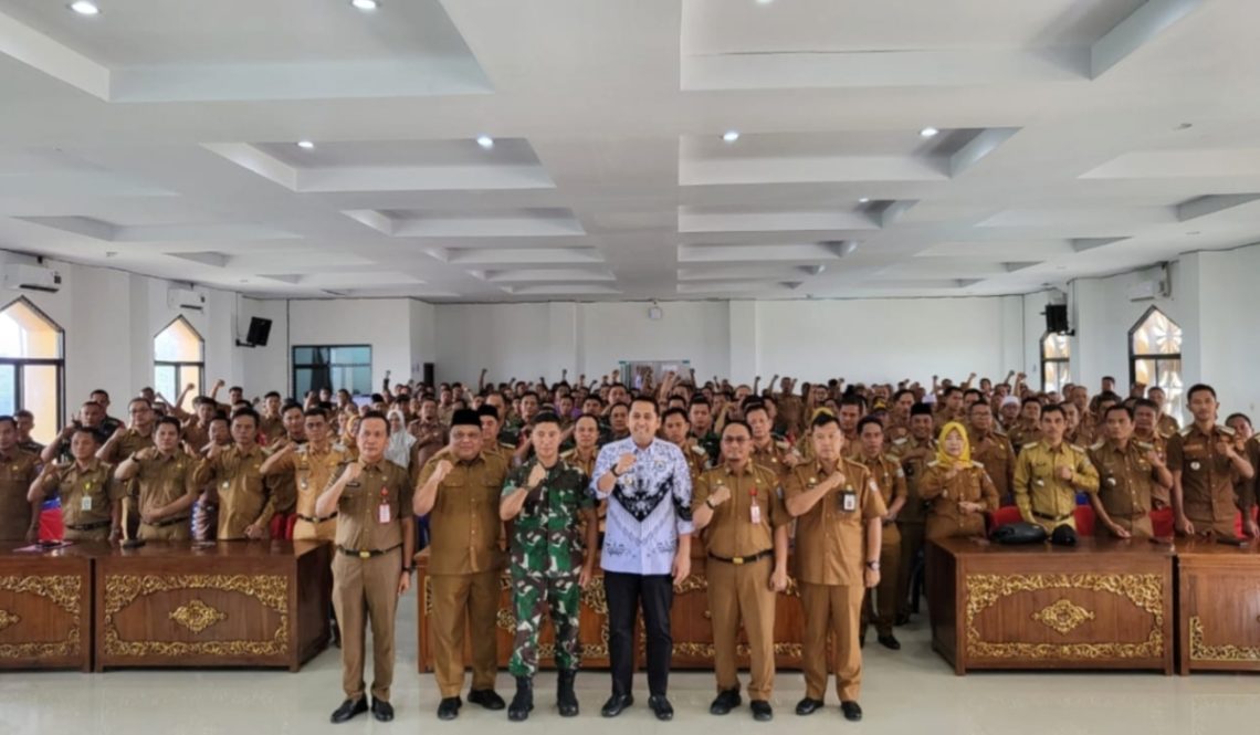 Bupati Merangin M. Syukur memimpin rapat konsolidasi Satgas Koperasi Merah Putih bersama Forkopimda dan para Camat di Aula Depati Payung, Selasa (25/11/2025). (Dok: Rudi)