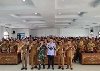 Bupati Merangin M. Syukur memimpin rapat konsolidasi Satgas Koperasi Merah Putih bersama Forkopimda dan para Camat di Aula Depati Payung, Selasa (25/11/2025). (Dok: Rudi)