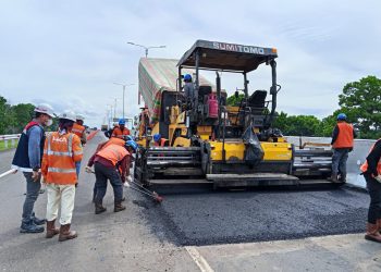 Petugas Hutama Karya melakukan pemeliharaan jalan di ruas Tol Trans Sumatera wilayah Sumbagsel jelang libur Nataru 2025/2026. (Dok: Hutama Karya)