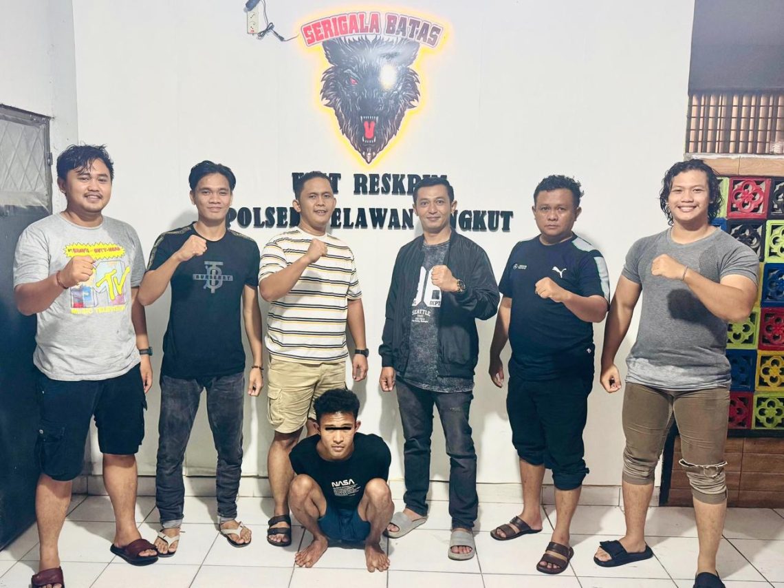 Kapolsek Singkut Iptu Andico Jumarel bersama Unit Reskrim menunjukkan dua pelaku beserta barang bukti hasil pencurian di Polsek Singkut, Sarolangun, Senin (8/12/2025). (Dok: Alpin)