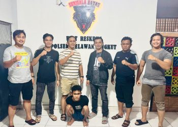 Kapolsek Singkut Iptu Andico Jumarel bersama Unit Reskrim menunjukkan dua pelaku beserta barang bukti hasil pencurian di Polsek Singkut, Sarolangun, Senin (8/12/2025). (Dok: Alpin)