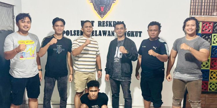 Kapolsek Singkut Iptu Andico Jumarel bersama Unit Reskrim menunjukkan dua pelaku beserta barang bukti hasil pencurian di Polsek Singkut, Sarolangun, Senin (8/12/2025). (Dok: Alpin)