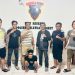 Kapolsek Singkut Iptu Andico Jumarel bersama Unit Reskrim menunjukkan dua pelaku beserta barang bukti hasil pencurian di Polsek Singkut, Sarolangun, Senin (8/12/2025). (Dok: Alpin)