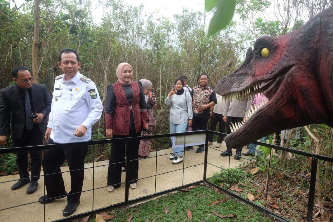 Bupati Muaro Jambi Dr. Bambang Bayu Suseno bersama Kapolres Muaro Jambi AKBP Heri Supriawan dan Ketua TP PKK Ririn Novianty melakukan pembukaan resmi Jambi Park Sungai Gelam di Jambi Park, Kecamatan Sungai Gelam, Kabupaten Muaro Jambi. (Dok: Diskominfo Muaro Jambi)