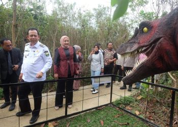 Bupati Muaro Jambi Dr. Bambang Bayu Suseno bersama Kapolres Muaro Jambi AKBP Heri Supriawan dan Ketua TP PKK Ririn Novianty melakukan pembukaan resmi Jambi Park Sungai Gelam di Jambi Park, Kecamatan Sungai Gelam, Kabupaten Muaro Jambi. (Dok: Diskominfo Muaro Jambi)