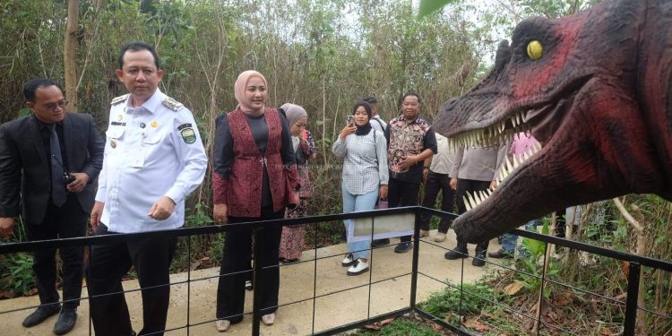 Bupati Muaro Jambi Dr. Bambang Bayu Suseno bersama Kapolres Muaro Jambi AKBP Heri Supriawan dan Ketua TP PKK Ririn Novianty melakukan pembukaan resmi Jambi Park Sungai Gelam di Jambi Park, Kecamatan Sungai Gelam, Kabupaten Muaro Jambi. (Dok: Diskominfo Muaro Jambi)
