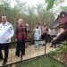 Bupati Muaro Jambi Dr. Bambang Bayu Suseno bersama Kapolres Muaro Jambi AKBP Heri Supriawan dan Ketua TP PKK Ririn Novianty melakukan pembukaan resmi Jambi Park Sungai Gelam di Jambi Park, Kecamatan Sungai Gelam, Kabupaten Muaro Jambi. (Dok: Diskominfo Muaro Jambi)