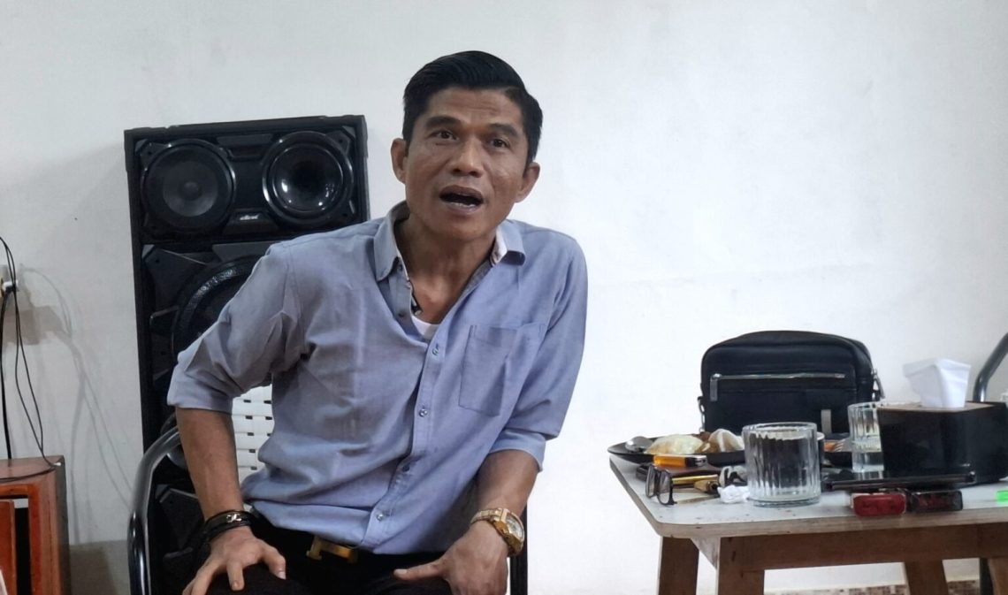 Kepala Ombudsman RI Perwakilan Jambi, Saiful Roswandi, memaparkan lonjakan laporan masyarakat dalam acara coffee morning bersama insan media di Jambi, Jumat (12/2/2025). (Dok: Rahmat)