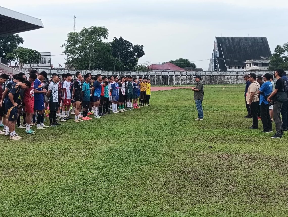 Wakil Wali Kota Jambi, Diza Hazra Aljosa, meninjau jalannya seleksi pemain Tim Kota Jambi untuk Gubernur Cup 2026 di Stadion Tri Lomba Juang, Kota Jambi, Minggu (30/11/2025). Dok: Rudi)