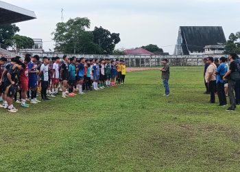 Wakil Wali Kota Jambi, Diza Hazra Aljosa, meninjau jalannya seleksi pemain Tim Kota Jambi untuk Gubernur Cup 2026 di Stadion Tri Lomba Juang, Kota Jambi, Minggu (30/11/2025). Dok: Rudi)