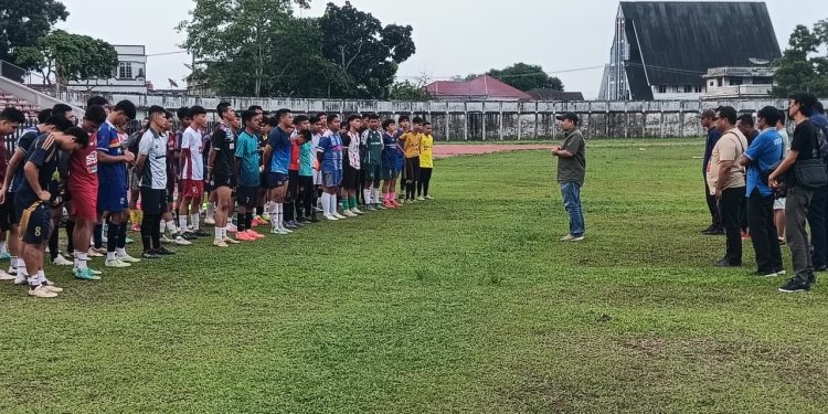 Wakil Wali Kota Jambi, Diza Hazra Aljosa, meninjau jalannya seleksi pemain Tim Kota Jambi untuk Gubernur Cup 2026 di Stadion Tri Lomba Juang, Kota Jambi, Minggu (30/11/2025). Dok: Rudi)
