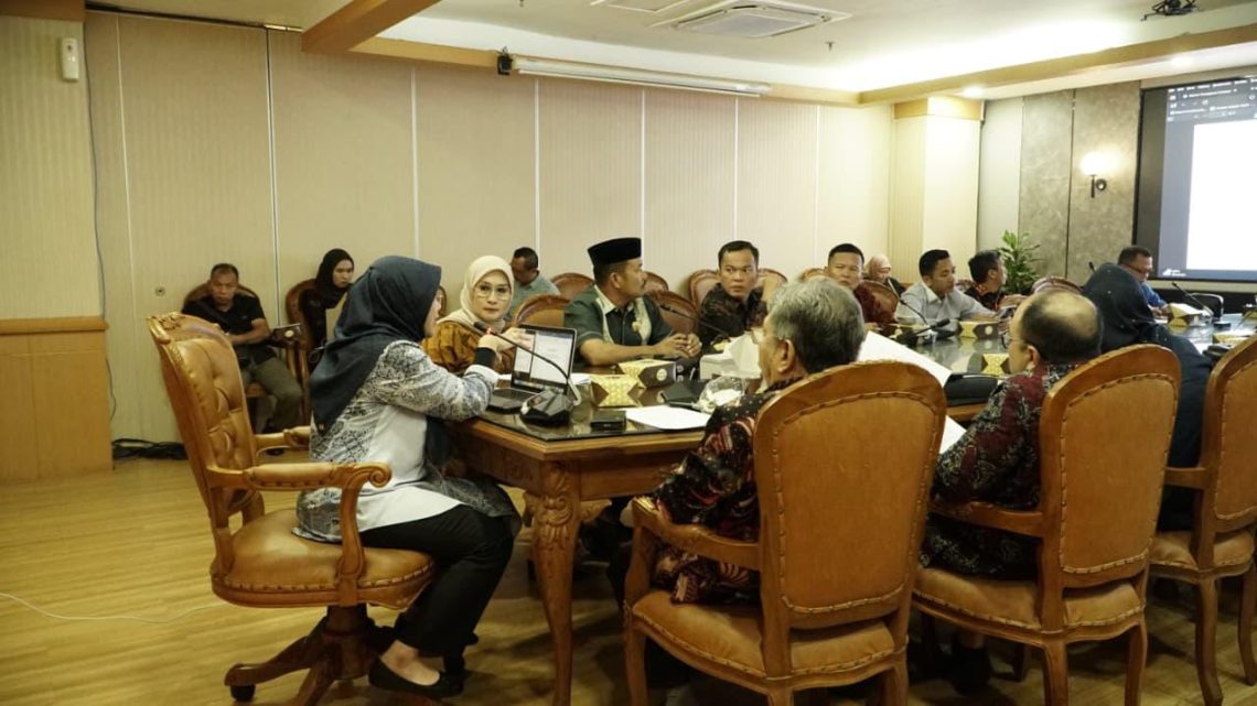 Wakil Ketua Komisi IV DPRD Provinsi Jambi Rusli Kamal Siregar memimpin rombongan melakukan konsultasi ke Ditjen GTK Kemendikbudristek terkait kebutuhan guru akibat gelombang pensiun besar-besaran di Direktorat Jenderal GTK, Jakarta. (Dok: DPRD Provinsi Jambi