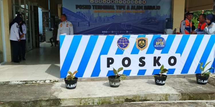 Kepala Terminal Tipe A Alam Barajo, Sugiyo, memberikan keterangan kepada awak media terkait kesiapan terminal menghadapi lonjakan penumpang Natal dan Tahun Baru 2025/2026 di Terminal Alam Barajo, Kota Jambi, Minggu (21/12/2025).
