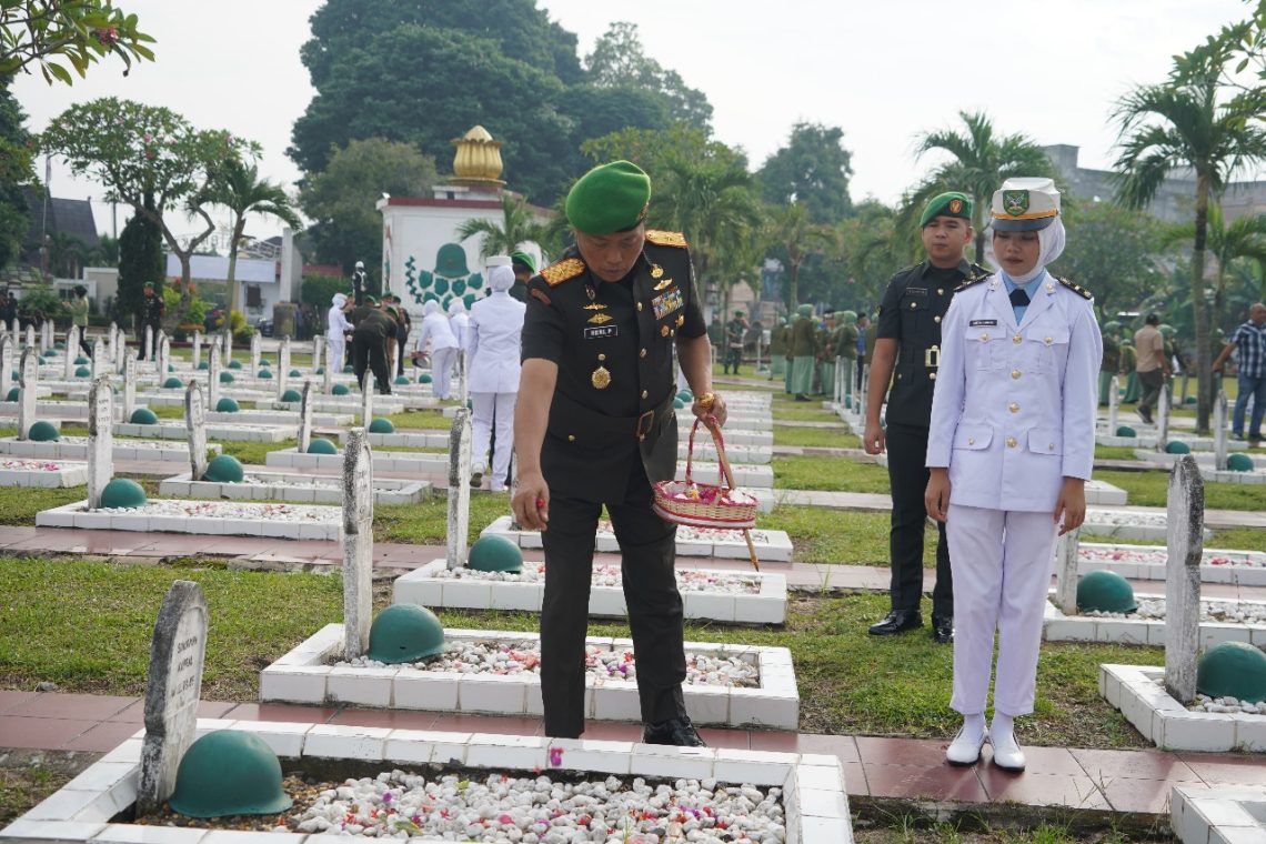 Danrem 042/Gapu Brigjen TNI Heri Purwanto memimpin Ziarah Rombongan Hari Juang TNI AD ke-80 di TMP Satria Bhakti Jambi. (Dok: Rudi)