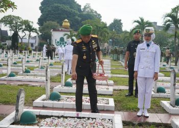 Danrem 042/Gapu Brigjen TNI Heri Purwanto memimpin Ziarah Rombongan Hari Juang TNI AD ke-80 di TMP Satria Bhakti Jambi. (Dok: Rudi)