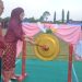 Ketua TP PKK Merangin Hj Lavita Syukur bersama Staf Ahli Bupati Irsadi memukul gong sebagai tanda dibukanya Festival Jaranan Nusantara 2025 di Lapangan Merpati, Desa Meranti, Renah Pamenang. (Dok: Rudi)