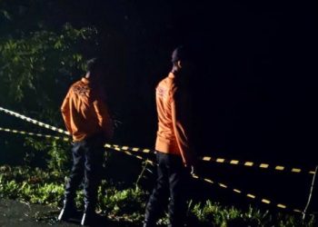 Tim SAR Pos Kerinci bersama BPBD dan aparat setempat memantau lokasi jatuhnya mobil dari tepi jurang di perbatasan Merangin–Kerinci. (Dok: Tim SAR Kerinci)