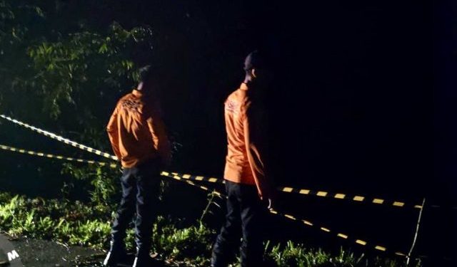 Tim SAR Pos Kerinci bersama BPBD dan aparat setempat memantau lokasi jatuhnya mobil dari tepi jurang di perbatasan Merangin–Kerinci. (Dok: Tim SAR Kerinci)