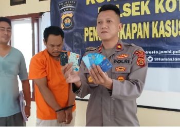 Kapolsek Kota Baru Kompol Jimi Fernando menunjukkan tersangka kasus ganjal ATM yang berhasil ditangkap di Polsek Kota Baru, Kota Jambi. (Dok: Alpin)
