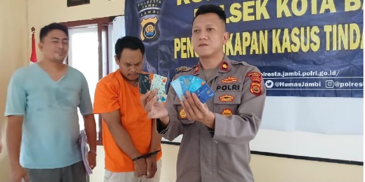Kapolsek Kota Baru Kompol Jimi Fernando menunjukkan tersangka kasus ganjal ATM yang berhasil ditangkap di Polsek Kota Baru, Kota Jambi. (Dok: Alpin)