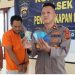 Kapolsek Kota Baru Kompol Jimi Fernando menunjukkan tersangka kasus ganjal ATM yang berhasil ditangkap di Polsek Kota Baru, Kota Jambi. (Dok: Alpin)