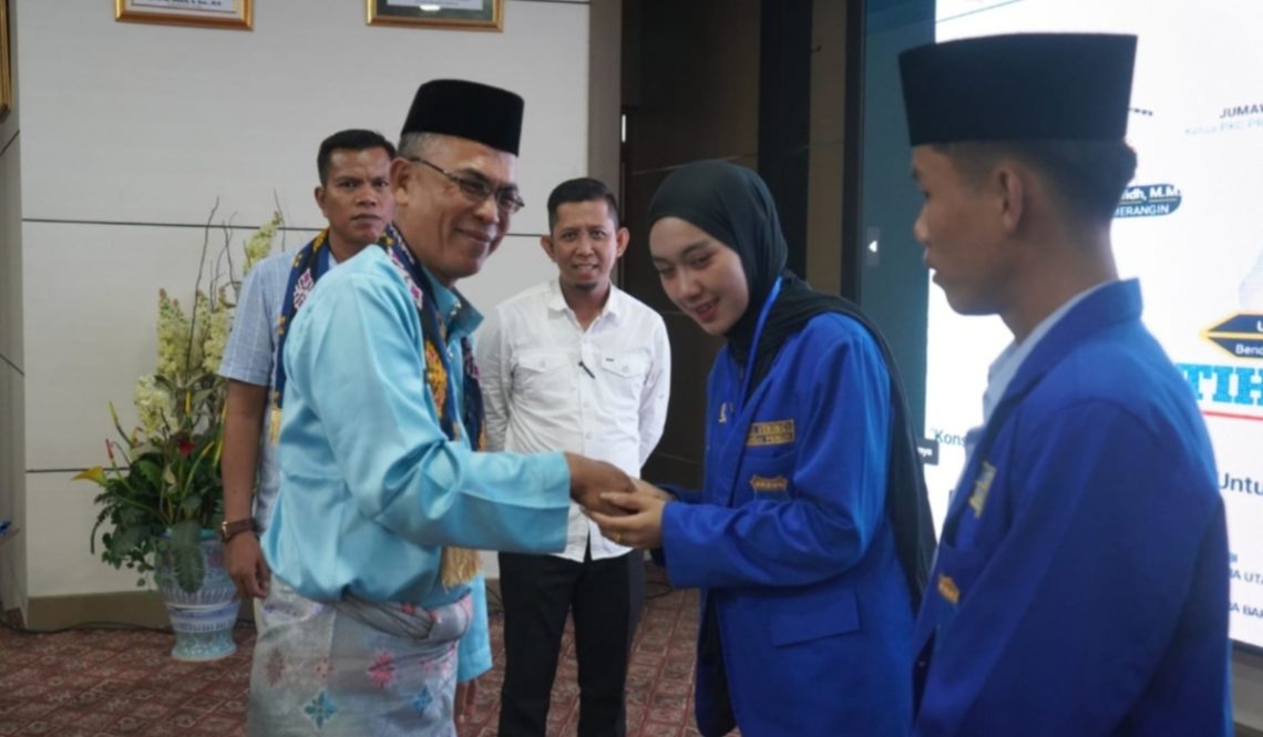 Staf Ahli Bupati Merangin Irsadi mewakili Bupati H. M. Syukur saat membuka Pelatihan Kader Lanjut Ke-V PC PMII Merangin di Aula Rumah Dinas Bupati Merangin, Bangko, Senin (15/12). (Dok: Rudi)
