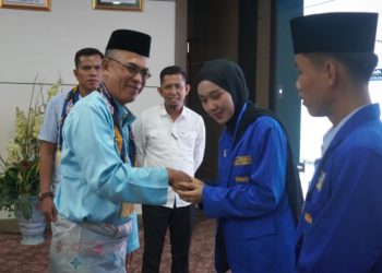 Staf Ahli Bupati Merangin Irsadi mewakili Bupati H. M. Syukur saat membuka Pelatihan Kader Lanjut Ke-V PC PMII Merangin di Aula Rumah Dinas Bupati Merangin, Bangko, Senin (15/12). (Dok: Rudi)