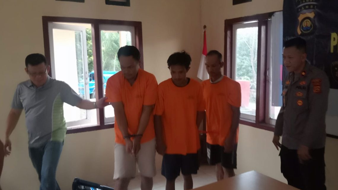 Kapolsek Kota Baru saat menunjukkan para pelaku di Polsek Kota Baru (Dok: Alpin)