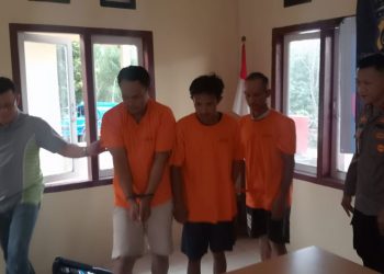 Kapolsek Kota Baru saat menunjukkan para pelaku di Polsek Kota Baru (Dok: Alpin)
