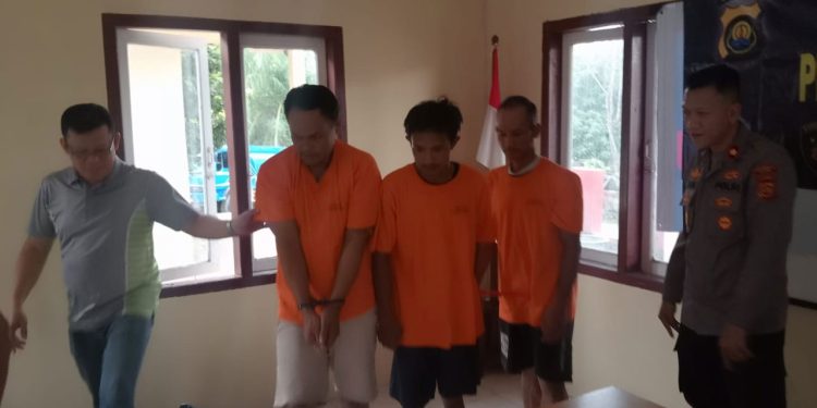 Kapolsek Kota Baru saat menunjukkan para pelaku di Polsek Kota Baru (Dok: Alpin)