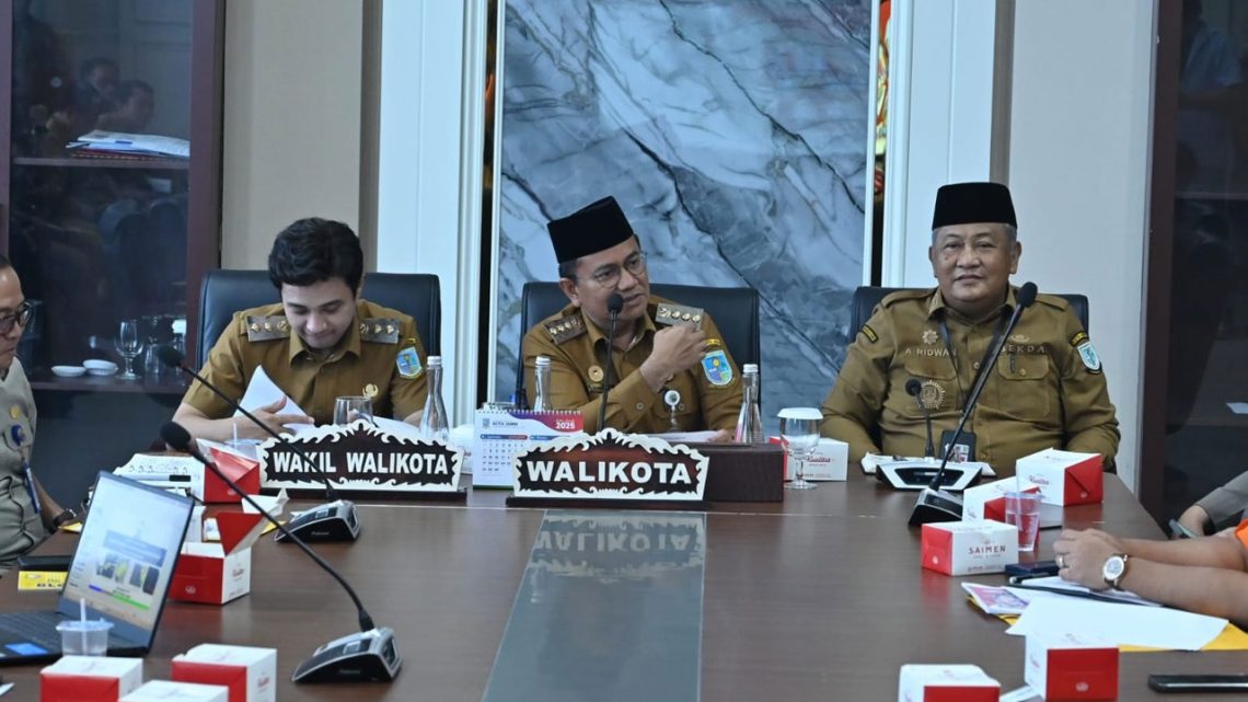 Wali Kota Jambi Maulana memimpin rapat koordinasi penetapan status Siaga Darurat Bencana Hidrometeorologi bersama Forkopimda dan jajaran OPD di Balai Kota Jambi. (Dok: Rahmat)