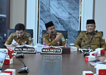 Wali Kota Jambi Maulana memimpin rapat koordinasi penetapan status Siaga Darurat Bencana Hidrometeorologi bersama Forkopimda dan jajaran OPD di Balai Kota Jambi. (Dok: Rahmat)