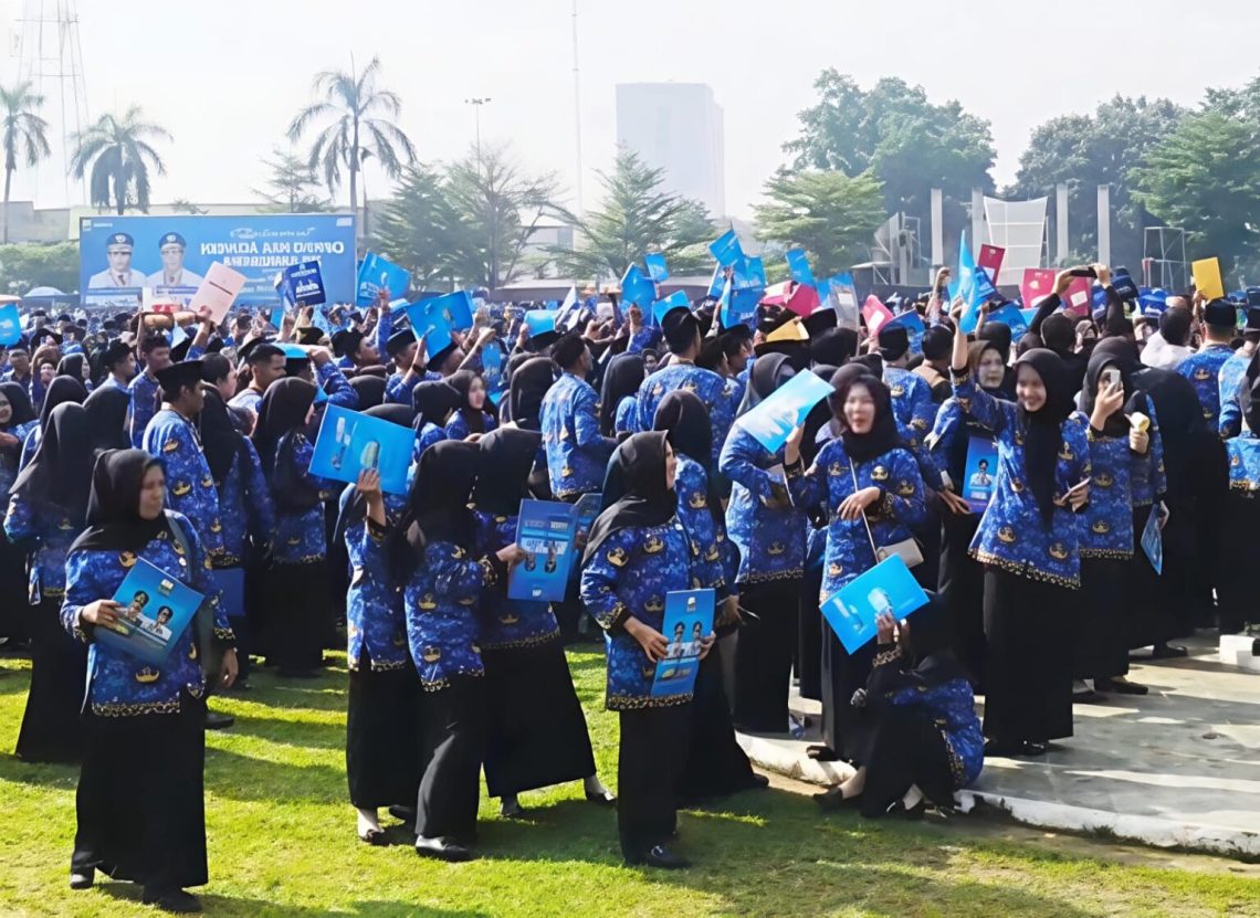 Gubernur Jambi Al Haris menyerahkan SK PPPK Paruh Waktu kepada perwakilan tenaga honorer pada peringatan Hari Korpri ke-54 di Lapangan Kantor Gubernur Jambi, Senin (01/12/2025). (Dok: Rahmat)