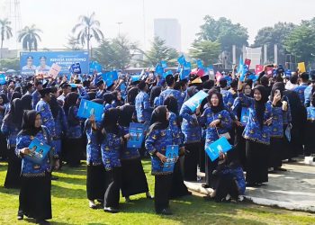 Gubernur Jambi Al Haris menyerahkan SK PPPK Paruh Waktu kepada perwakilan tenaga honorer pada peringatan Hari Korpri ke-54 di Lapangan Kantor Gubernur Jambi, Senin (01/12/2025). (Dok: Rahmat)