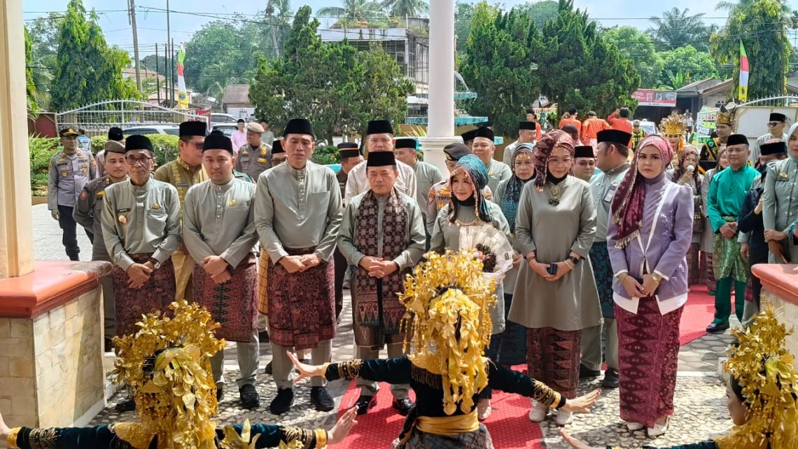 Gubernur Jambi Al Haris bersama istri, Hesnidar Haris, menghadiri Rapat Paripurna HUT ke-77 Kabupaten Batanghari di Ruang Paripurna DPRD Batanghari, Senin (01/12/2025). (Dok: Rahmat)