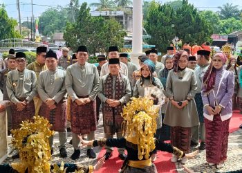 Gubernur Jambi Al Haris bersama istri, Hesnidar Haris, menghadiri Rapat Paripurna HUT ke-77 Kabupaten Batanghari di Ruang Paripurna DPRD Batanghari, Senin (01/12/2025). (Dok: Rahmat)