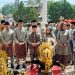 Gubernur Jambi Al Haris bersama istri, Hesnidar Haris, menghadiri Rapat Paripurna HUT ke-77 Kabupaten Batanghari di Ruang Paripurna DPRD Batanghari, Senin (01/12/2025). (Dok: Rahmat)