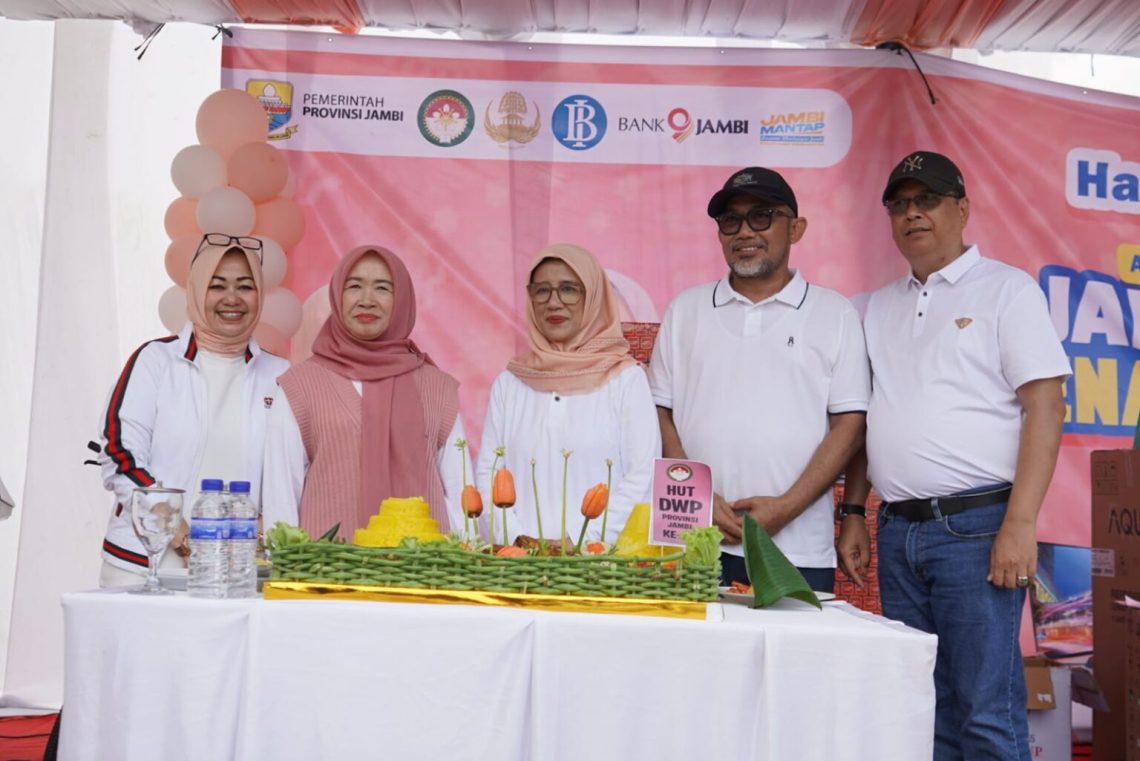 Sekda Provinsi Jambi Sudirman bersama Ketua DWP Provinsi Jambi Hj. Iin Kurniasih Sudirman melepas peserta jalan santai dalam rangka HUT ke-26 Dharma Wanita Persatuan di halaman Kantor Bappeda Provinsi Jambi, Minggu (07/12/2025). (Dok: Rahmat)