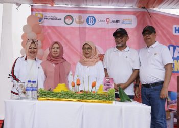 Sekda Provinsi Jambi Sudirman bersama Ketua DWP Provinsi Jambi Hj. Iin Kurniasih Sudirman melepas peserta jalan santai dalam rangka HUT ke-26 Dharma Wanita Persatuan di halaman Kantor Bappeda Provinsi Jambi, Minggu (07/12/2025). (Dok: Rahmat)