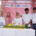 Sekda Provinsi Jambi Sudirman bersama Ketua DWP Provinsi Jambi Hj. Iin Kurniasih Sudirman melepas peserta jalan santai dalam rangka HUT ke-26 Dharma Wanita Persatuan di halaman Kantor Bappeda Provinsi Jambi, Minggu (07/12/2025). (Dok: Rahmat)