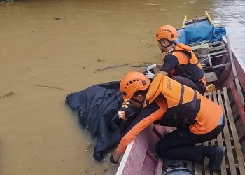 Tim SAR gabungan melakukan proses evakuasi korban kecelakaan mobil yang terjun ke jurang di aliran Sungai Batang Merangin, Desa Guguk, Kecamatan Renah Pemberap, Merangin. (Dok: Rudi)