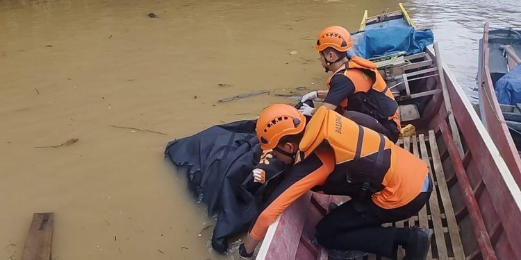 Tim SAR gabungan melakukan proses evakuasi korban kecelakaan mobil yang terjun ke jurang di aliran Sungai Batang Merangin, Desa Guguk, Kecamatan Renah Pemberap, Merangin. (Dok: Rudi)